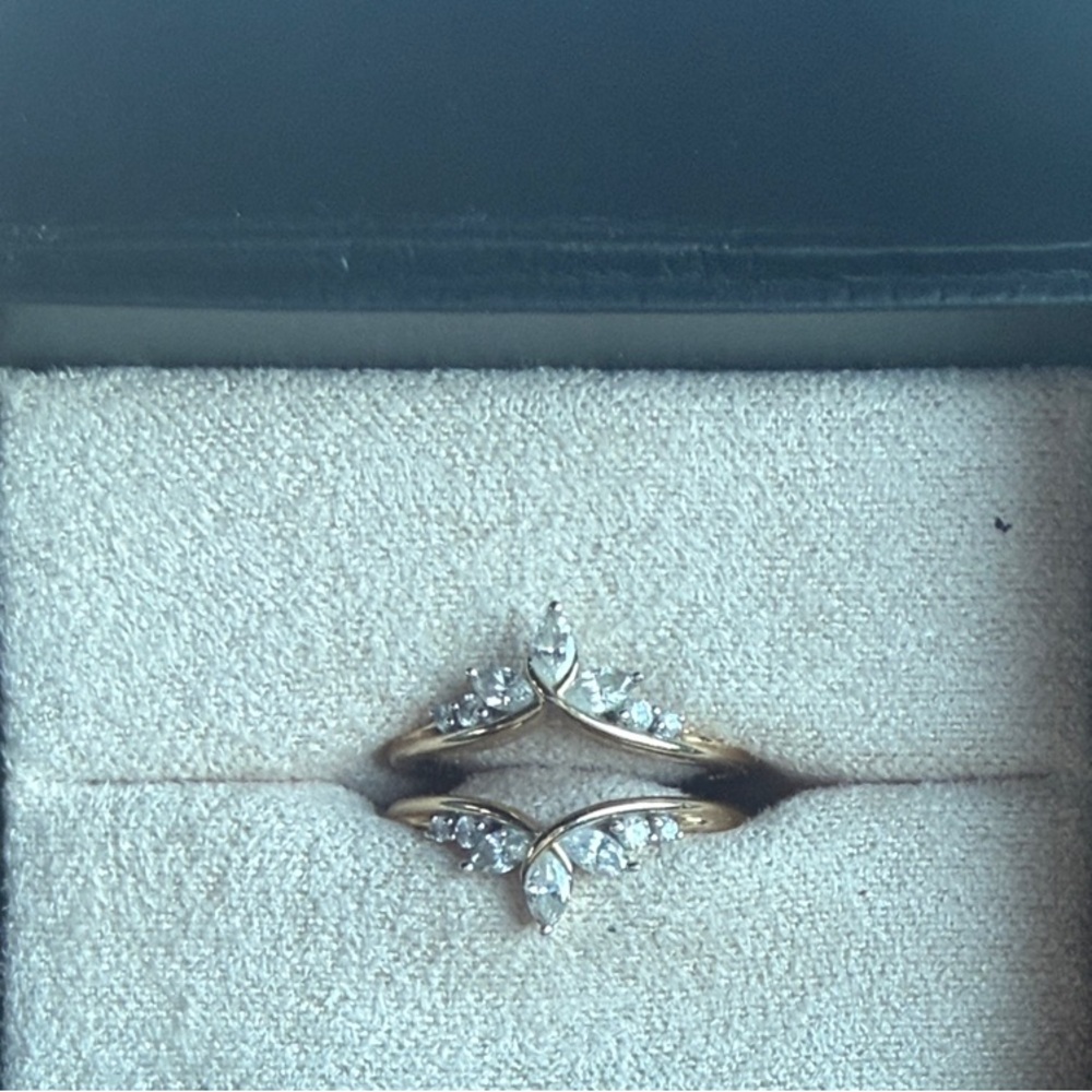 Elegant Gold and Diamond Women's Ring